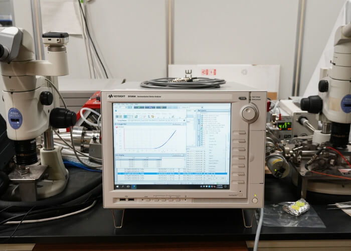 半導体デバイス・パラメータ・アナライザ（Keysight B1500A）2台
